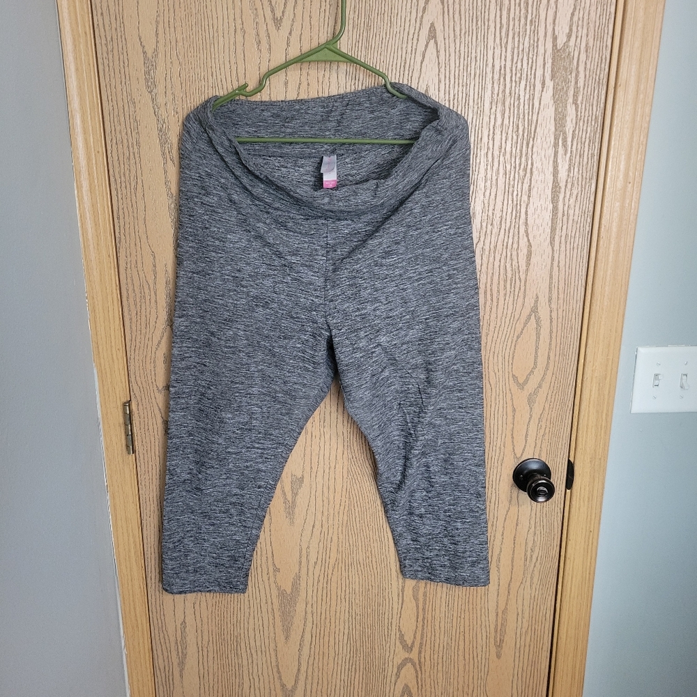 Womes Gray Capris